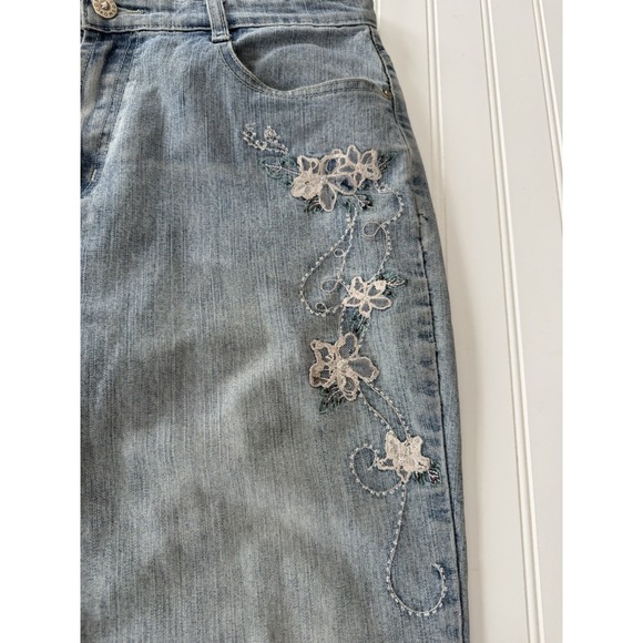 Cosmopolitan Jeanswear Women's Light Wash Embroidered Straight Leg Jeans - Picture 4 of 11